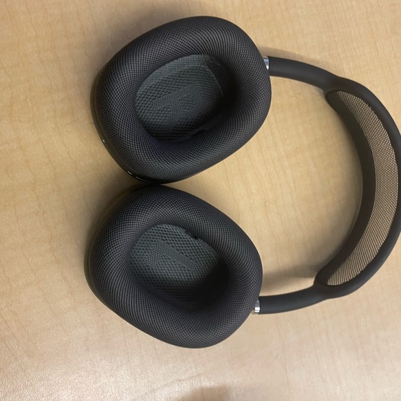 AirPod maxes - Picture 5 of 5
